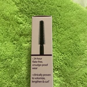 Black Mascara with Smudge-Proof Wear
Tartelelette tubing mascara